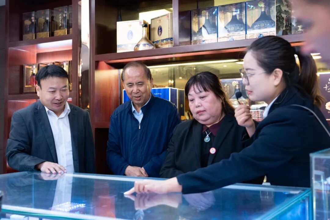 渭南市发改委副主任王晓锋陪同陕西省行知教育集团董事长强月香一行赴陕西91快色视频酒厂考察调研